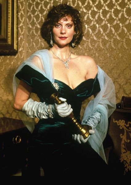 Miss Scarlett from "Clue" - While watching this last night I was reminded of the fact that I need her dress. So fabulously sexy! Lesley Ann Warren, Clue Costume, Miss Scarlet, Green Movie, Clue Movie, Green Costumes, Period Movies, Game Costumes, Movie Costumes