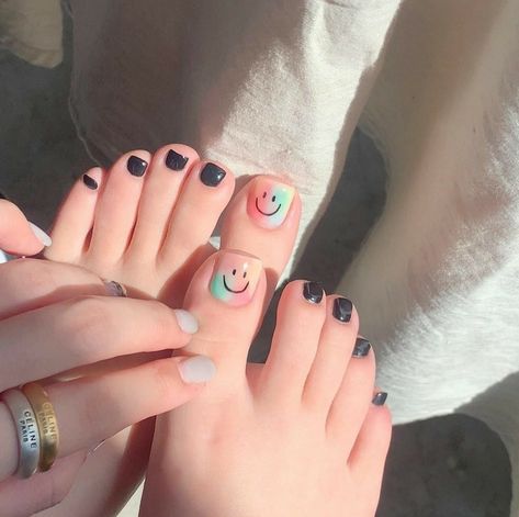 Design Nails 2023, Feet Nail Design, Short Nail Manicure, Pedicure Designs Toenails, Gel Toe Nails, Art Designs Ideas, Cute Toe Nails, Floral Nail, Minimal Nails