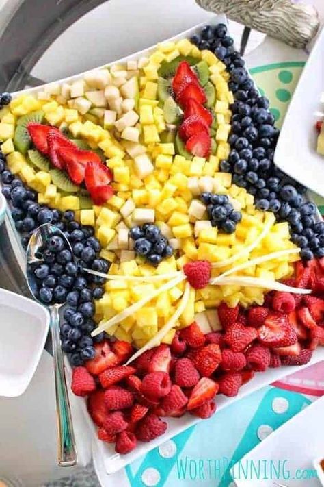 Easter Bunny Fruit Salad by Worth Pinning and other great themed fruit tray ideas Easter Fruit Tray, Easter Bunny Fruit, Easter Fruit, Easter Appetizers, Healthy Easter, Decorações Com Comidas, Tray Ideas, Veggie Tray, Makanan Diet