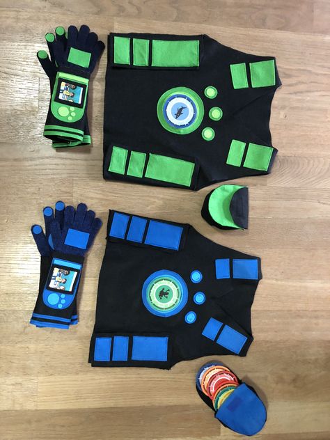 Wild Kratts costumes Kratt Brothers Costume, Wild Kratts Halloween Costume, Diy Wild Kratts Costume, Wild Kratts Cake, Wild Kratts Costume, Wild Kratts Birthday Party, Cartoon Halloween Costumes, Wild Kratts Party, Pokemon Diy