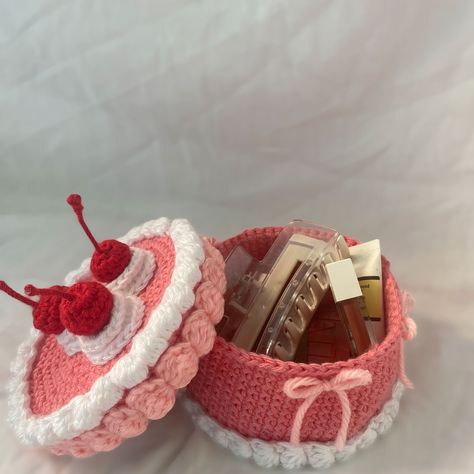 when ur storage/jewellery box looks this cute that you just want to eat ‘em up! 🍰🍓🧁🍒💄💋 . . 🏷️ #crochet #cakebox #crochetcake #jewellerybox #pink #crochetersofinstagram #crochetlove #loveforpink🎀 #crochetinspiration Cake Box Crochet, Crochet Present Ideas, Cute Crochet Gift Ideas, Jewellery Box Diy, Pink Crochet Ideas, Crochet Birthday Gifts, Crochet Projects Ideas, Crochet Trinkets, Crochet Boxes