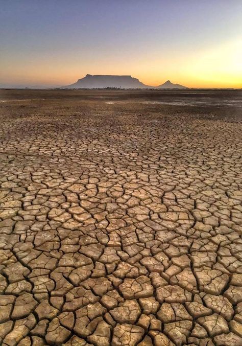 #drought #tablemountain Cape Town as seen from Rietvlei Reserve Ice Giant, Underground Cities, Table Mountain, Water Resources, Staying In, The Desert, Cape Town, Animals Wild, South Africa