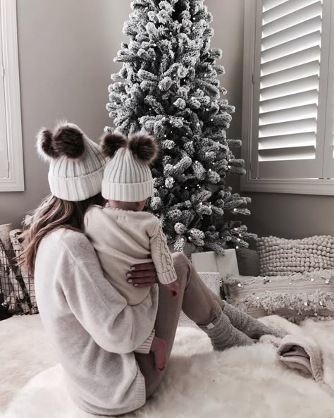 #babygrey #motherhood #Christmas Baby Christmas Photography, Christmas Baby Pictures, Christmas Family Photoshoot, Baby Christmas Photos, Xmas Photos, Family Christmas Pictures, Christmas Shoot, Thanksgiving Baby, Mommy And Baby