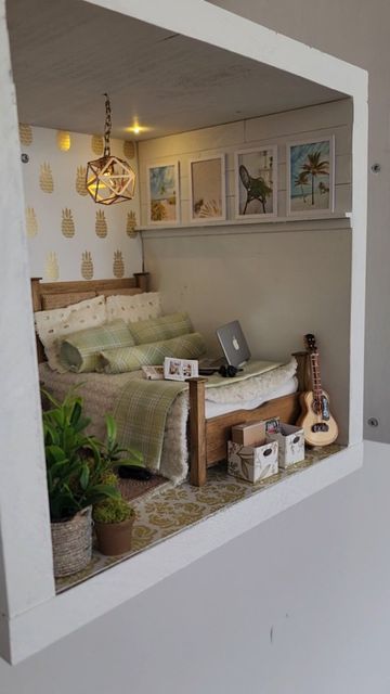 Dolls House Room Box Ideas, Aesthetic Miniature House, Miniature Bedroom Ideas, Mini Rooms Miniatures, Mini Room Diorama, Diy Miniature Bedroom, Mini Dollhouse Furniture, Mini Bedroom Diy, Miniature Room Boxes Diy