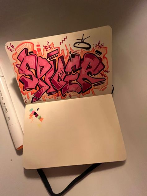 Drawing Of Graffiti, Red Graffiti Art, Pink Graffiti Art, Cool Graffiti Art Drawings, Graffiti Journal, Spider Graffiti, Doodles Graffiti, Notebook Graffiti, Tag Drawing