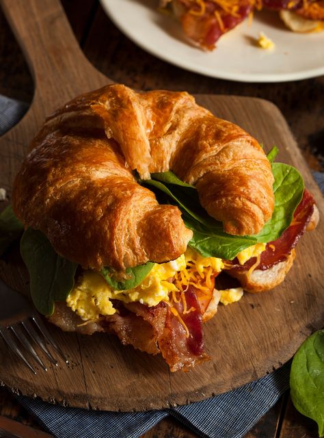 Starbucks Breakfast Sandwich, Breakfast Starbucks, Starbucks Breakfast, Healthy Breakfast Sandwich, Croissant Sandwich, Breakfast Sandwich Recipes, Ultimate Breakfast, Makanan Diet, Läcker Mat