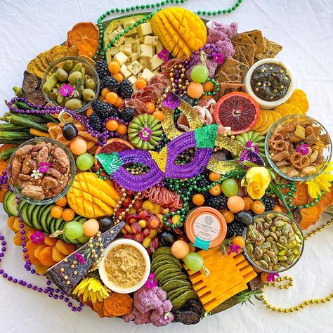 Fat Tuesday Food, Mardi Gras Party Food, Mardi Gras Dinner, Happy King, Mardi Gras Party Decorations, Mardi Gras Food, Charcuterie Inspiration, Party Food Platters, Mardi Gras Decorations