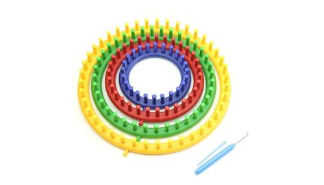 http://www.knittingwomen.com/using-a-knitting-loom-basic-guide/ Round Knitting, Circular Loom, Loom Crochet, Household Sewing Machine, Loom Craft, Knitting Loom, Creative Knitting, Weaving Tools, Textured Yarn