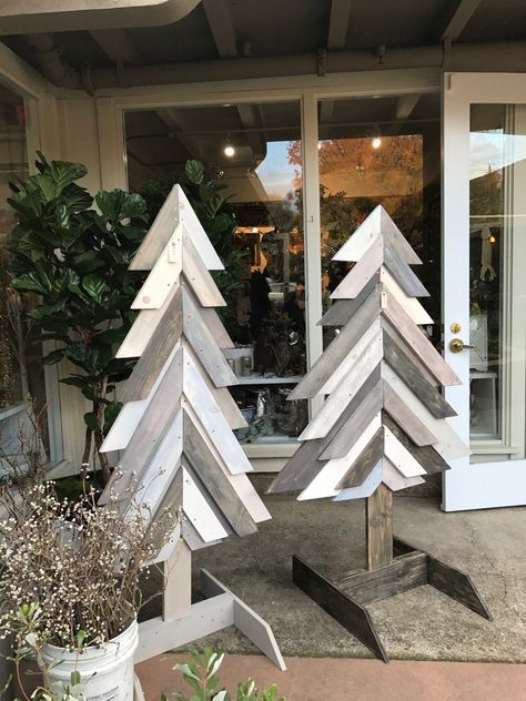 Pallet Wood Christmas Tree, Pallet Wood Christmas, Farmhouse Decor Christmas, Christmas Tree Sign, Trees Diy, Evergreen Christmas, Creative Chaos, Tree Sign, Pallet Christmas Tree