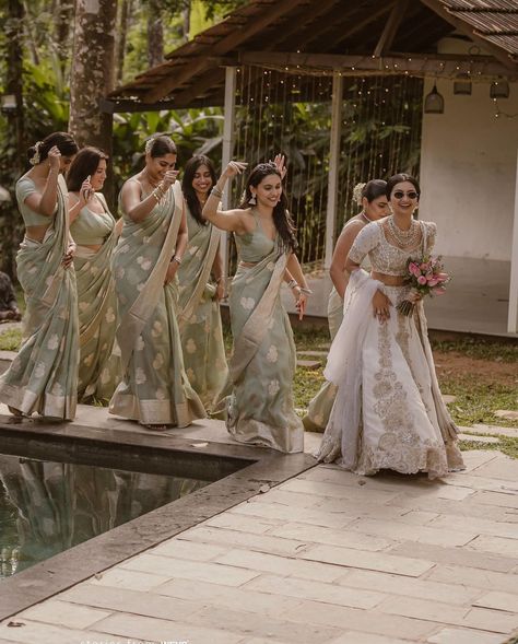 Sage Green Bridesmaid Saree, Tamil Wedding Bridesmaid, Kerala Bridesmaid, Desi Bridesmaids Outfits, South Indian Bridesmaids, Desi Bridesmaids, Indian Wedding Bridesmaids, Marriage Photo, Brides Sister