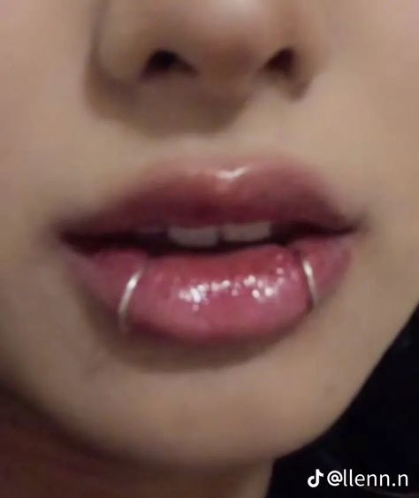 Eyebrow Percinings Aesthetic, Cute Snakebite Piercings, Mouth Piercings Lips, Cute Piercings Ideas Face, Pretty Piercings Face, Lip Piercing Snakebites, Snack Bites Piercing, Snake Bite, Lips Piercing