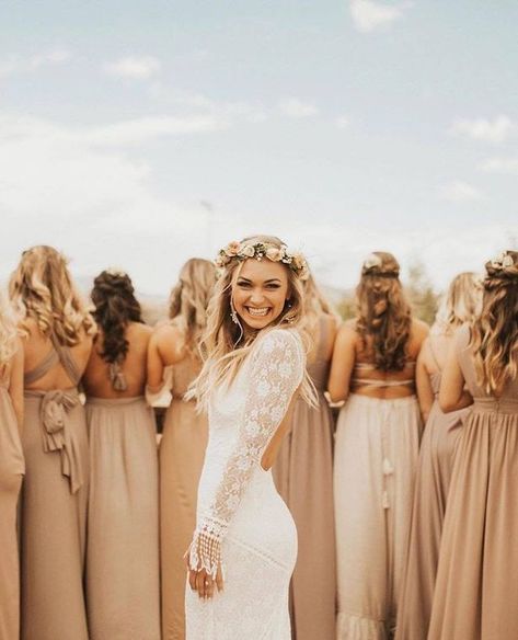 Bridesmaid Poses, Wedding Photography Bridal Party, Bridesmaid Pictures, Bridesmaid Photoshoot, Wedding Portrait Poses, Pose Fotografi, Wedding Picture Poses, Bridesmaids Photos, Wedding Photography Styles