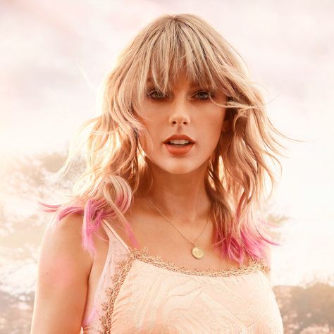 Taylor Swift 壁紙, Taylor Swift Pink, Taylor Swift Fotos, Taylor Swift Photoshoot, Miss Americana, Dip Dye Hair, Estilo Taylor Swift, Taylor Swift Videos, Taylor Swift Hair