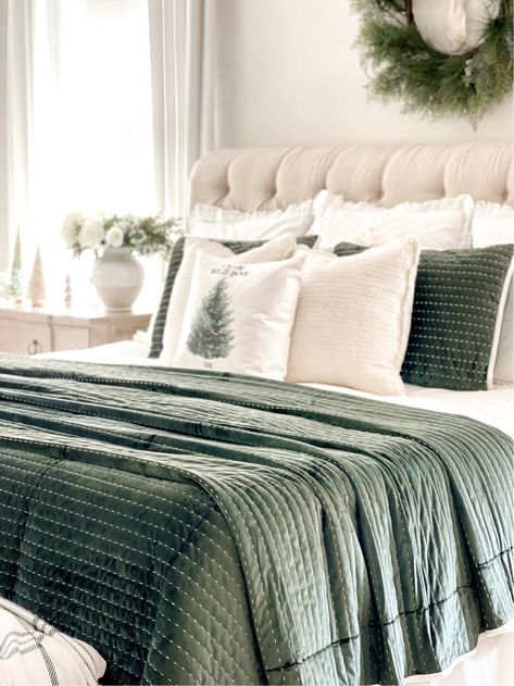 Green Velvet Blanket, Christmas Bedroom Decor Green, Christmas Bedding Green, Green Christmas Bedroom Decor, Christmas Bedroom Green, Holiday Bedding Ideas, Simple Christmas Bedroom Decor, Christmas Guest Room Ideas, Green Christmas Bedding