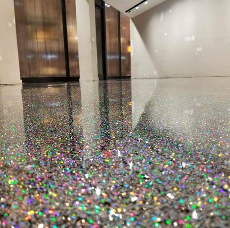 Glitter Epoxy Floor, Glitter Accent Wall, Glitter Floor, Epoxy Floor Designs, Epoxy Resin Flooring, Glitter Paint For Walls, Diy Flooring, Epoxy Floor, Girl House