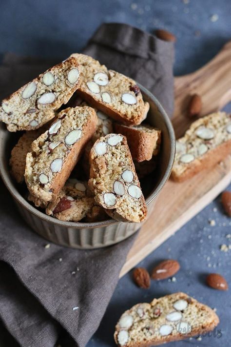 Cantuccini Recipe, Pistachio Biscotti, Almond Biscuits, Italian Recipes Dessert, Italian Cake, Crunchy Cookies, Sweet Wine, Italian Cookies, Almond Cookies