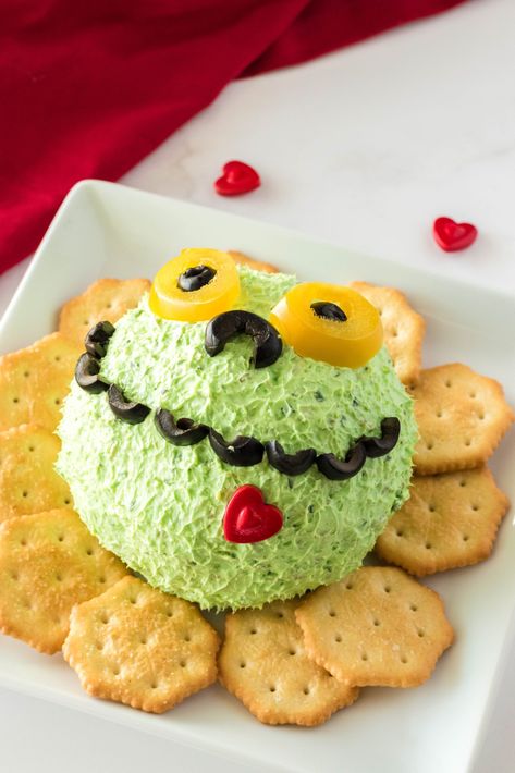 Grinch Healthy Snacks, Grinch Cheese Board, Grinch Cheese Ball, Grinch Appetizers, Green Foods For Party, Grinch Charcuterie Board, Grinch Brunch, Grinch Dinner, Holiday Crackers