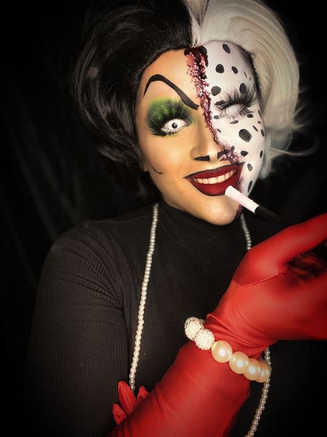 cruella de vil makeup inspired look Creepy Cruella Deville Makeup, Cruella Halloween Makeup, Cruella Deville Costume Makeup, Cruella Deville Makeup Halloween, Cruelly Devil, Dalmation Makeup, Cruella Makeup, Cruella Deville Makeup, Disney Halloween Makeup