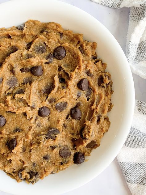 Healthy vegan chickpea cookie dough? Oh yes! Chickpeas, peanut butter and dates make up the base of this no added sugar, oil-free, flourless cookie dough! Flourless Cookie Dough, Picky Bits, Chickpea Cookie Dough, Chickpea Cookies, Flourless Cookies, Date Cookies, Cookie Dough Bars, Vegan Chickpea, Wfpb Recipes