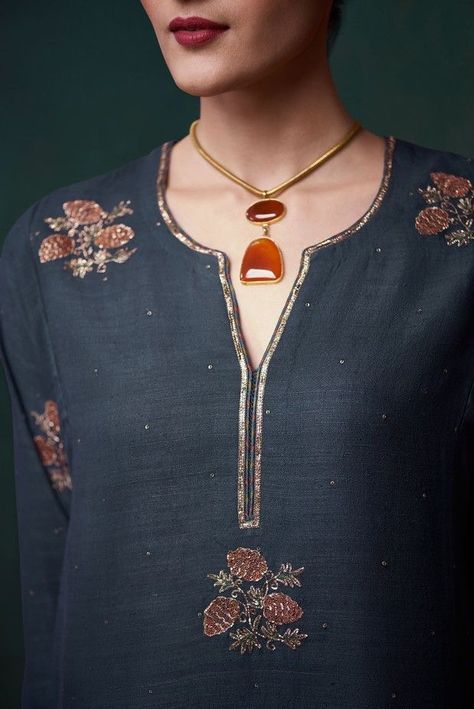 Fingers Mehndi Design, Fingers Mehndi, Salwar Neck Designs, Kurta Patterns, Churidar Designs, Simple Kurta Designs, Good Earth, Simple Kurti Designs, Neck Designs For Suits