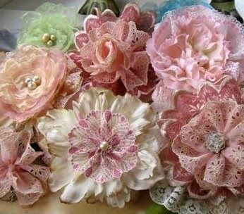 Here are some beautiful lace flowers. I love these romantic and sweet flowers. What a wonderful way to use old lace. Doesn't this make ... Fabric Yoyo, Fabric Brooches, Diy Fleur, Floral Crafts, Diy Embellishments, Shabby Chic Flowers, Diy Flores, Shabby Tree, Making Flowers