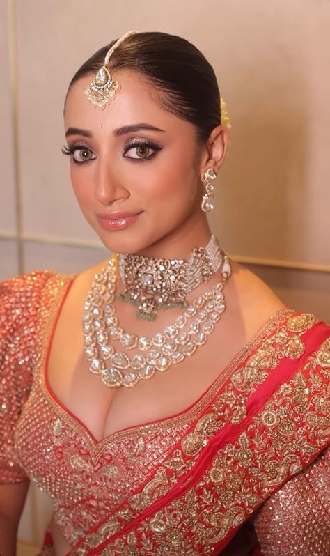 Indian Bridal Wear Red, How To Wear Belts, Soft Bridal Makeup, Indian Bridal Couture, Wedding Jewelry Sets Bridal Jewellery, Sabyasachi Bride, Indian Bride Outfits, American Diamond Jewellery, Latest Bridal Dresses