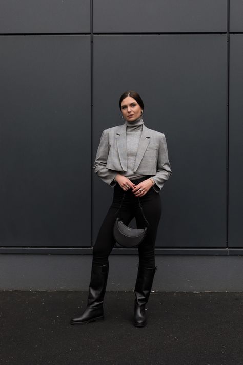 Cropped blazer outfit Cropped Blazer Work Outfit, Grey Cropped Blazer Outfit, Turtle Neck Outfits, Crop Blazer Outfit, Cropped Blazer Outfit, Grey Blazer Outfit, Outfit Oversize, Blazer Outfits Casual, Turtleneck Outfit