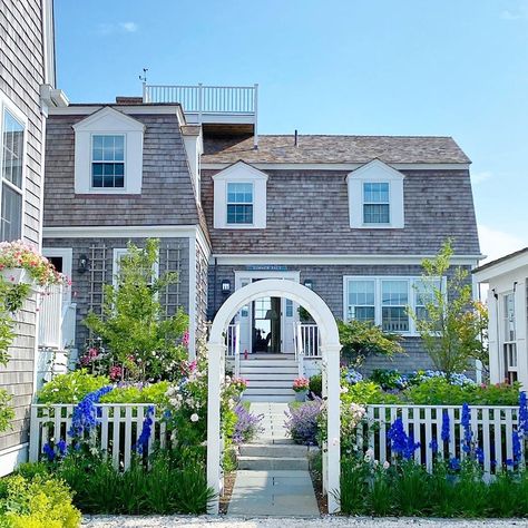 @saltairenantucket’s Instagram photo: “Seaside on Nantucket 🌸” Maine Summer, England Summer, Beach Inspiration, Coastal House, Nantucket Island, Cape House, Peaceful Home, Cape Cod House, Dream Houses