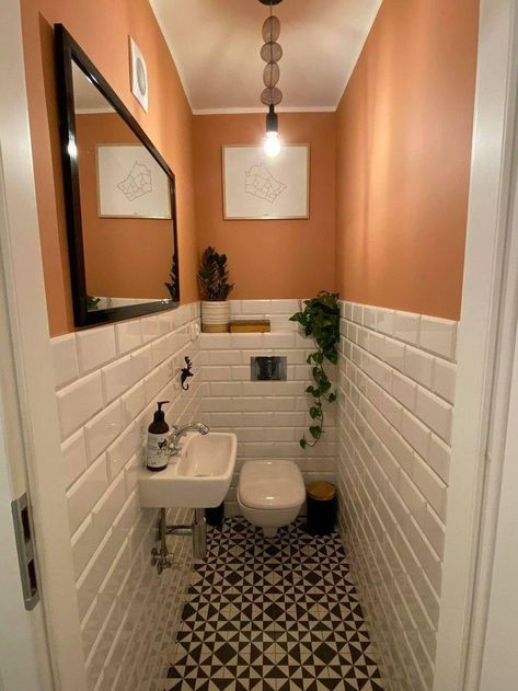 Orange Toilet Room, Long Narrow Bathroom Ideas, Narrow Bathroom Ideas, Narrow Bathroom Layout, Full Bathroom Ideas, Small Full Bathroom Ideas, Small Narrow Bathroom, Long Narrow Bathroom, Narrow Bathroom Designs