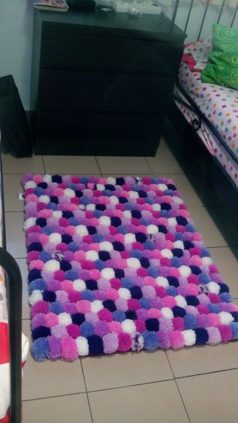 Make Your Own Adorable Pompom Rug in 6 Brilliant Steps! Pompom Rug, Pom Pom Rug, Diy Projektit, Diy Pom Pom, Pom Pom Crafts, Diy Rug, Crochet Rug, Rag Rug, Diy Home Crafts