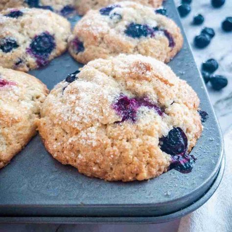 White Chocolate Blueberry Muffins, Blueberry White Chocolate Muffins, Chocolate Blueberry Muffins, Blueberry White Chocolate, White Chocolate Muffins, Chocolate Blueberry, White Chocolate Recipes, Chocolate Muffin Recipe, Muffin Papers