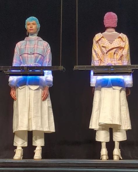 Vogue Runway on Instagram: "@anrealage_official put on a light show for their Paris Fashion Week presentation. Designer Kunihiko Morinaga had UV lights uncover heat reactive colors on what first appeared to be a plain white fall 2023 collection. The photochromic display presents a dialogue between craft and technology. Tap the link in bio to discover the collection. Video by @luke_leitch" Fashion And Technology, Technological Fashion, Transformative Clothing, Kunihiko Morinaga, Technology In Fashion, Wearable Technology Fashion, Metaverse Fashion, High Tech Fashion, Fashion Innovation