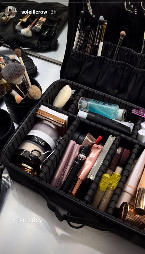 Makeup Brand Owner Aesthetic, Professional Makeup Artist Aesthetic, Makeup Artist Set Up, Makeup Tools Aesthetic, Makeup Kit Aesthetic, Makeup Brushes Aesthetic, Mua Aesthetic, Makeup Artist Aesthetic, Professional Makeup Artist Kit