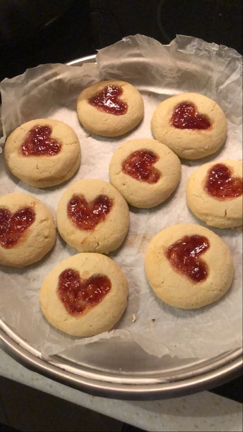 Heart Jam Cookies, Pinterest Cookies, Bakers Gonna Bake, Jam Cookies, Cute Baking, Winter Desserts, Easy Snack Recipes, Magical Garden, Make Friends