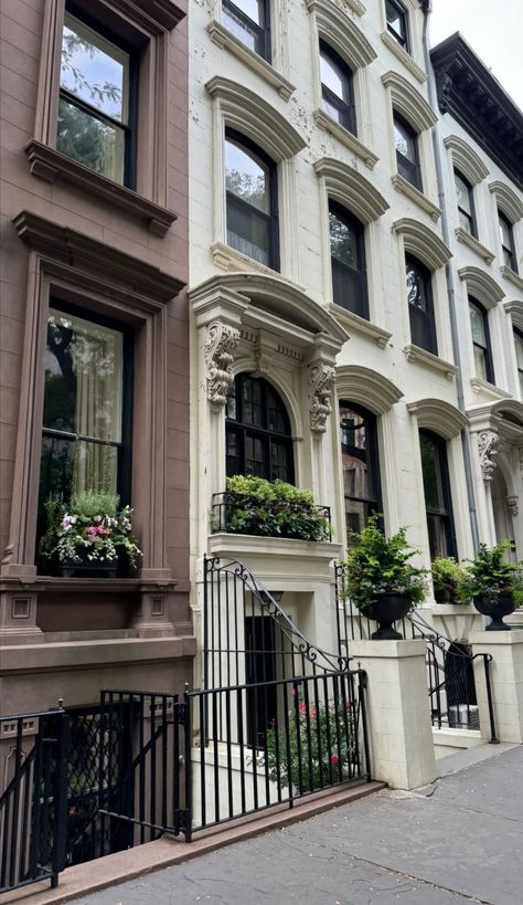 Brownstone Homes Interior, European Townhouse, Upper East Side House, Bloxburg Nyc, Brownstone Townhouse, Brownstone House, Brownstone Homes, New York Brownstone, New York Townhouse