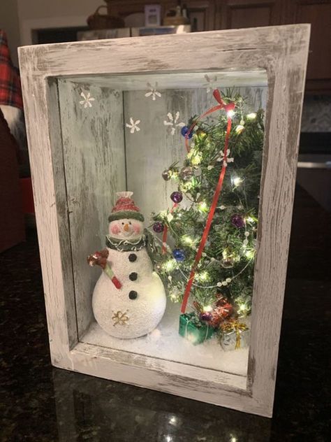 Christmas Lantern Decor Ideas, Diy Christmas Lantern, Lantern Christmas Decor, Christmas Diorama, Christmas Shadow Boxes, Lantern Christmas, Christmas Lantern, Christmas Lanterns, Christmas Frames