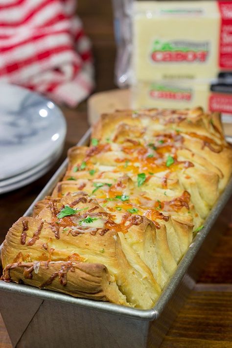 Cheesy Garlic Pull Apart Bread | Cheesy garlic bread...in pull apart form! Herb Cheese Bread, Cheesy Garlic Pull Apart Bread, Pull Apart Recipes, Garlic Pull Apart Bread, Cartoons Aesthetic, Pull Apart Garlic Bread, Cheesy Pull Apart Bread, Bread Pull Apart Recipes, Homemade Baked Bread