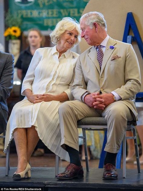 Camila And Charles, Royle Family, Camila Parker, Royal Family Portrait, Charles And Camilla, Prinz Charles, Rainha Elizabeth Ii, Camilla Duchess Of Cornwall, English Royal Family