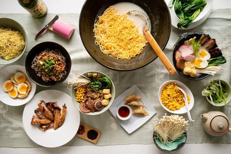 Recipes and tips for a DIY ramen party Noodle Bar Party, Ramen Noodle Bar, Tuna Wonton, Japanese Themed Birthday, Korean Galbi, Chicken Yassa, Senegalese Food, Ramen Party, Asian Pork Belly