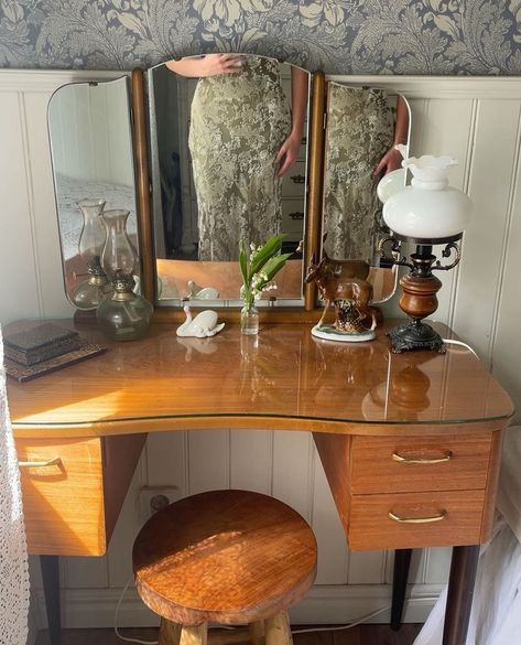 Vintage Home Furniture, Small Vintage Apartment Decor, Vintage Dressing Table Aesthetic, Vintage Makeup Desk, Eclectic Vanity, Mcm Vanity, 1970s Vanity, 70s Vanity, Vanity Bedroom