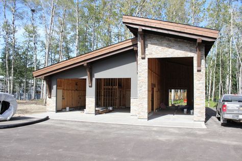 Peace River Ridge Cool Garages Exterior, Rv Garage Addition, Lakehouse Exteriors, Coastal Garage, Modern Garage Design, Modern Mountain Design, Pole Building Garage, Rv Barn, Rustic Garage