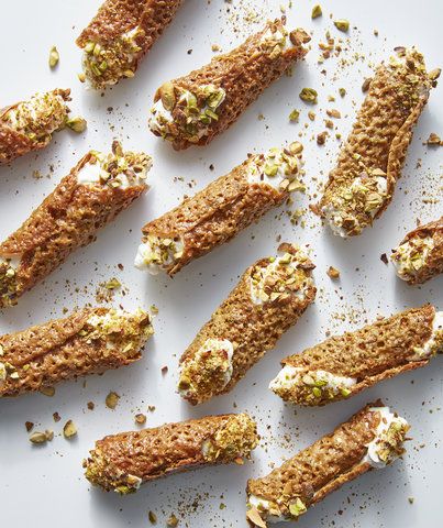 Pistachio Florentine Cannoli | We flipped the script on a traditionally deep-fried cannoli. Instead, we used delicate florentine cookies as the shells and piped them full of a lightly sweetened ricotta mixture. (=) Italian Cookies Recipes, Cookies With Crisco, Florentine Cookies, Authentic Italian Recipes, Cannoli Shells, Cannoli Recipe, Italian Christmas Cookies, Lace Cookies, Recipes Italian