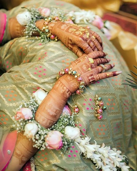 This gorgeous bride flawless look for Phoolon Ki Haldi is mind blowing. Swipe to have a closer look at deets❤ MUA: @dhairyasantwani_makeovers Photography: @ramphotographyindia Outfit: @gorviscreation Floral Kaleere: @label_yash_baghel #phoolonkihaldi #haldi #haldiceremony #haldifunction #haldidress #haldimakeup #haldioutfit #lehenga #blousedesigns #haldijewellery #floralkaleere #floraljewellery #haldidecor #haldibride #haldidecoration #reels #indianwedding #trending #weddingreels #wish... Floral Kaleere For Haldi, Floral Kaleere, Lehenga For Haldi, Haldi Makeup, Haldi Dress, Haldi Outfit, Bride Poses, Haldi Ceremony, Flower Jewelry