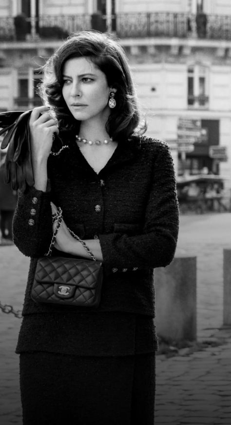 Chanel Mini Bag, Chanel Handbags Classic, Mode Editorials, Mode Chanel, Chanel Store, Chanel Jacket, Fashion Journals, Chanel Chanel, Chanel Official