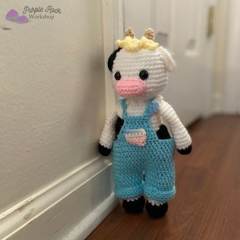 Overalls Crochet Pattern, Overalls Crochet, Crochet Overalls, Stuffed Cow, Crochet Pattern Beginner, Crochet Patterns For Beginners, Pattern Free, Crochet Animals, Cute Crochet