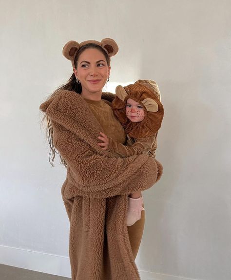 lions and tigers and bears… and a snake! | Lauren Ireland - halloween costume, family costume ideas, matching halloween costumes, holidays, fall vibes, spooky season, bear costume, family photo Lions Tigers And Bears Oh My Costume, Family Animal Costumes, Mama Bear Costume, Teddy Bear Halloween Costume, Bear Costume Diy, Family Costumes With Baby, Ireland Halloween, Halloween Costume Family, Family Costume Ideas