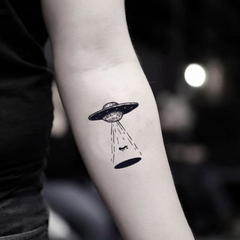 Spaceship Tattoo, Ufo Tattoo, Tatuagem Masculina Pequena, Astronaut Tattoo, Custom Temporary Tattoos, Alien Tattoo, Geniale Tattoos, Ship Tattoo, Small Tattoos For Guys