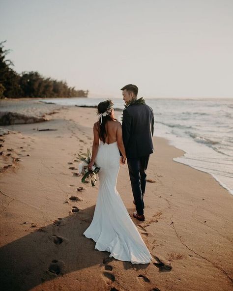 Pinterest Moodboard, Wedding Pictures Beach, Hawaiian Wedding Flowers, Beach Wedding Pics, Lovers Society, Beach Wedding Photography, Beach Wedding Photos, Hawaiian Wedding, Wedding Photos Poses