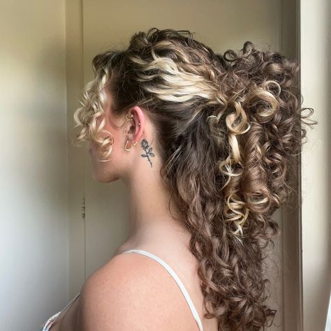 Face Framing Color Curly Hair, Beige Balayage Curly Hair, Long Curly Colored Hair, Y2k Chunky Highlights Curly Hair, Brunette With Blonde Highlights Curly, Two Toned Hair Curly, Curly Money Piece Hair, Hair Colour Ideas For Curly Hair, Curly Hair With Blonde Streaks