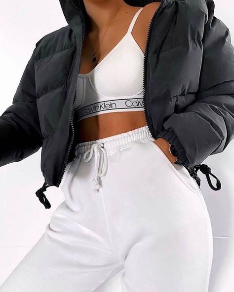 Calvin Klein Outfits Baddie, Calvin Klein Outfits, Outfits Baddie, Sporty Outfit, Cropped Puffer Jacket, Casual School Outfits, Lazy Outfits, Lazy Day Outfits, Black Puffer